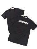 T-shirt noir à manche courte, col rond, avec impression ENTRETIEN au dos
